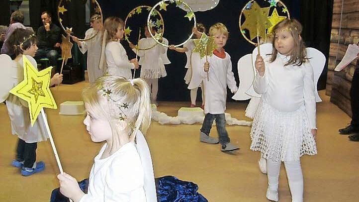 Weihnachtlichen Glanz verliehen die kleinen Engel der Steinbacher Dorfweihnacht. Foto: Veronika Schadeck