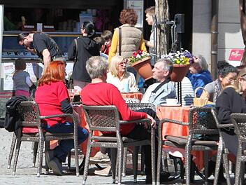 Eisessende und Sonnenanbetende sitzen vor der "San" am Kulmbacher Marktplatz. Früher hießen sie: Eisesser und Sonnenanbeter - Bezeichnungen, die aber so gar nicht geschlechtergerechet sind. Verbaler Sexismus halt. Foto: Julian Seiferth