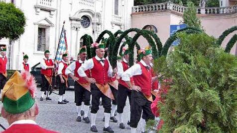 Auftritt vor großer Kulisse: die Büttner in Kloster Weltenburg.  Foto: Archiv/privat