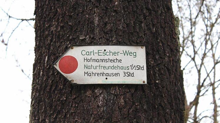 Roter Punkt auf weißem Feld: So sieht ein vorbildliches Wanderschild für den 71 Kilometer langen Carl-Escher-Weg aus, den der Thüringerwald-Verein betreut. Foto: Katja Nauer