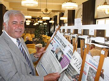 33 Jahre lang war Albin Markert bei Kurverwaltung und Staatsbad GmbH beschäftigt. Mittlerweile ist er zwar in Altersteilzeit, den Lesesaal an der Schnittstelle von Arkaden- und Regentenbau besucht er trotzdem noch oft und gerne. Foto: Ralf Ruppert