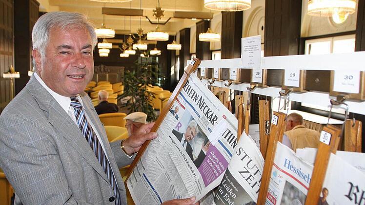 33 Jahre lang war Albin Markert bei Kurverwaltung und Staatsbad GmbH beschäftigt. Mittlerweile ist er zwar in Altersteilzeit, den Lesesaal an der Schnittstelle von Arkaden- und Regentenbau besucht er trotzdem noch oft und gerne. Foto: Ralf Ruppert