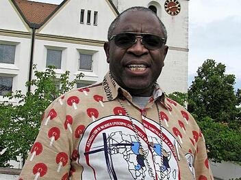 Bischof Severine Niwemugizi aus der Diözese Rulenge/Ngara in Tansania trägt im Urlaub gerne bunte Hemden. Für das Interview mit unserer Zeitung hat er sich ein Souvenir von einer Konferenz der ostafrikanischen Bischöfe 2014 in Malawi angezogen.  Foto: Werner Baier