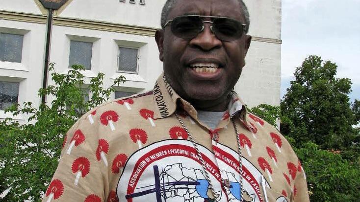 Bischof Severine Niwemugizi aus der Diözese Rulenge/Ngara in Tansania trägt im Urlaub gerne bunte Hemden. Für das Interview mit unserer Zeitung hat er sich ein Souvenir von einer Konferenz der ostafrikanischen Bischöfe 2014 in Malawi angezogen.  Foto: Werner Baier