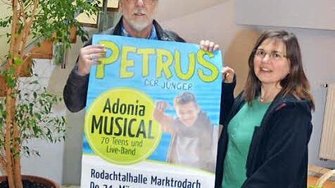 Sie freuen sich auf die Aufführung des Musical "Petrus der Jünger" in der Rodachtalhalle: Gemeindeleiter Helmut Schlicht und Lilia Schultheißvon der Freien Christengemeinde Kronach Foto: Karl-Heinz Hofmann