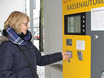 Parkhausbesucher, wie Martina Demirezen, müssen am Kassenautomaten künftig weniger Geld aus ihren Geldbeutel holen, wenn sie in der Innenstadt einkaufen wollen. Fotos: Dominic Buckreus