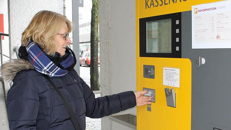 Parkhausbesucher, wie Martina Demirezen, müssen am Kassenautomaten künftig weniger Geld aus ihren Geldbeutel holen, wenn sie in der Innenstadt einkaufen wollen. Fotos: Dominic Buckreus