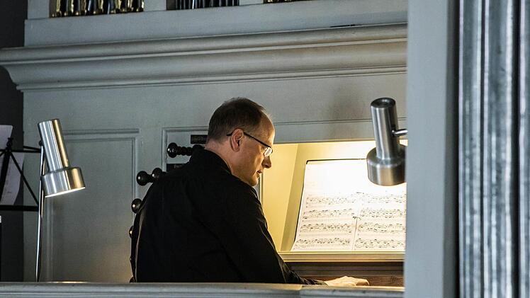 Willi Kronenberg an der Herbst-Orgel der Schlosskirche LahmFoto: Jochen Berger