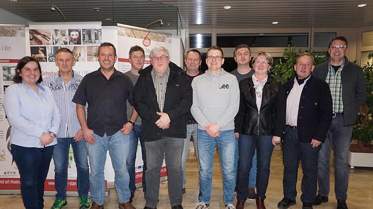 Der Vorstand der Teilnehmergemeinschaft Sandberg hat sich neu formiert (von  links):  Bürgermeisterin Sonja Reubelt, Claus Kleinhenz (dritter  Bürgermeister),  Klaus Metz, Volker Zehe, Siegfried Söder, Sefan Zehe,  Johannes Markert, René Rahm, Ute Holzheimer, Franz Söder und Michael  Manger (Amt für ländliche Entwicklung).  Marion Eckert