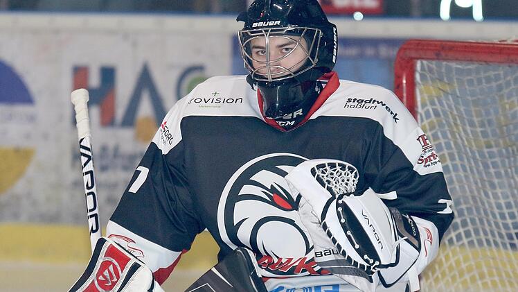 Auf einen guten Abend  gegen Amberg hofft  der junge Michael Tscherepanow im ESC-Gehäuse. An  dem 20-Jährigen lag es  nicht, dass die "Hawks" zuletzt immer leer ausgingen.
