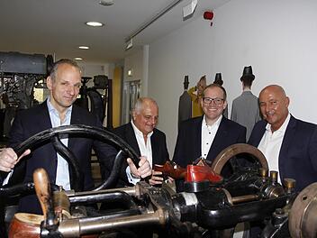Alles klar auf dem Baur-Deck? Die Geschäftsführung des Versandhändlers, (v.l.) Patrick Boos, Albert Klein, Hans-Christian Müller und Olaf Röhr, steht hier nicht im Maschinenraum, sondern vor historischen Fertigungsmaschinen im Verwaltungsgebäude in Weismain, die das Deutsche Schuhmuseum vor kurzem zur Verfügung gestellt hat. Foto: Matthias Litzlfelder