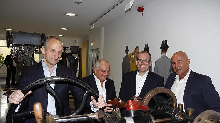 Alles klar auf dem Baur-Deck? Die Geschäftsführung des Versandhändlers, (v.l.) Patrick Boos, Albert Klein, Hans-Christian Müller und Olaf Röhr, steht hier nicht im Maschinenraum, sondern vor historischen Fertigungsmaschinen im Verwaltungsgebäude in Weismain, die das Deutsche Schuhmuseum vor kurzem zur Verfügung gestellt hat. Foto: Matthias Litzlfelder