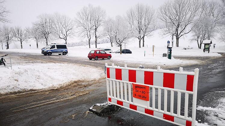 Nicht jeder Verkehrsteilnehmer hielt sich am Wochenende an die Sperrung  der Parkplätze in der hessischen Rhön, wie hier am Schwedenwall. Foto: Marion Eckert