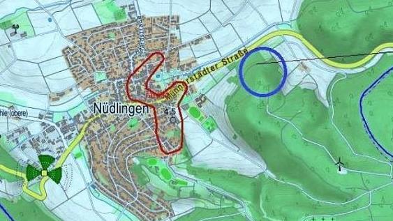 Der blaue Kreis zeigt den Standort, an dem die Telekom einen neuen Mobilfunkmasten plant. Die rote Linie zeigt den Bereich, der mit den derzeit bestehenden Telekom-Masten schlecht versorgt ist. Dort gibt es teilweise keinen Empfang.  Grafik: Gemeinde Nüdlingen