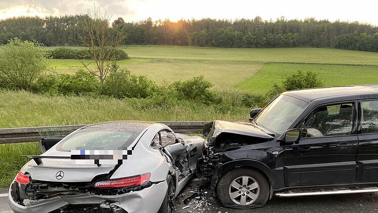 Sportwagen kommt bei Überholvorgang ins Schleudern und kollidiert mit Geländewagen