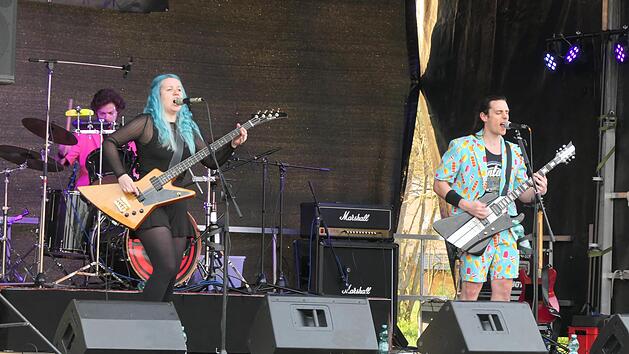 Das Trio "Darcy's Fault" heizte den etwa 500 G&auml;sten beim Benefizkonzert in Altengronau ordentlich ein.     Foto: Brigitte Betz