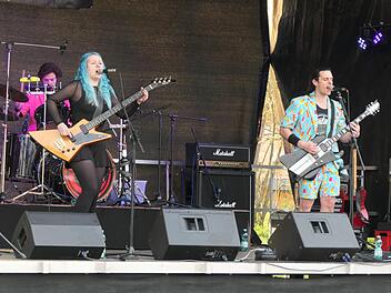 Das Trio "Darcy's Fault" heizte den etwa 500 Gästen beim Benefizkonzert in Altengronau ordentlich ein.     Foto: Brigitte Betz