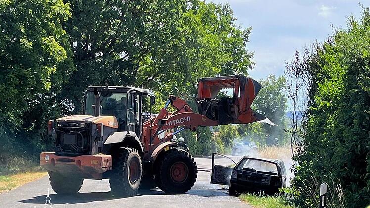 Riesige Rauchwolke im Landkreis Bamberg: Landwirt und Feuerwehr verhindern Flächenbrand in letzter Sekunde