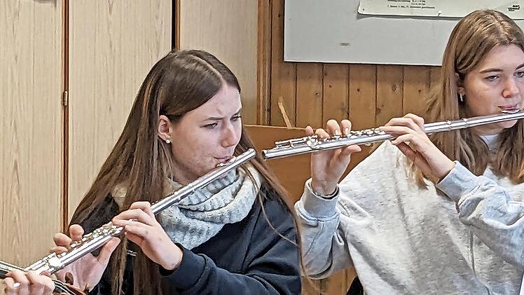 Die Querflöten dürfen beim Konzert nicht fehlen.