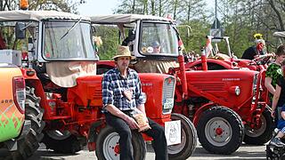 Nürnberger Frühlingsfest mit Rekordbesuch: 85 historische Traktoren auf Rundfahrt