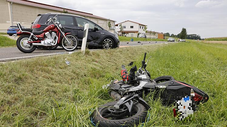 Allersberg: Motorradfahrer will Lastwagen überholen und kollidiert mit Auto - Biker stirbt in Krankenhaus