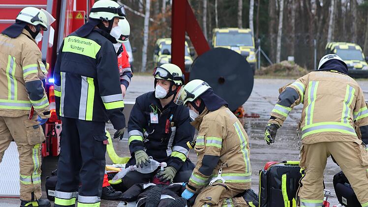 Flughafen Nürnberg: Feuerwehr und Rettungskräfte mit spektakulärer Großübung