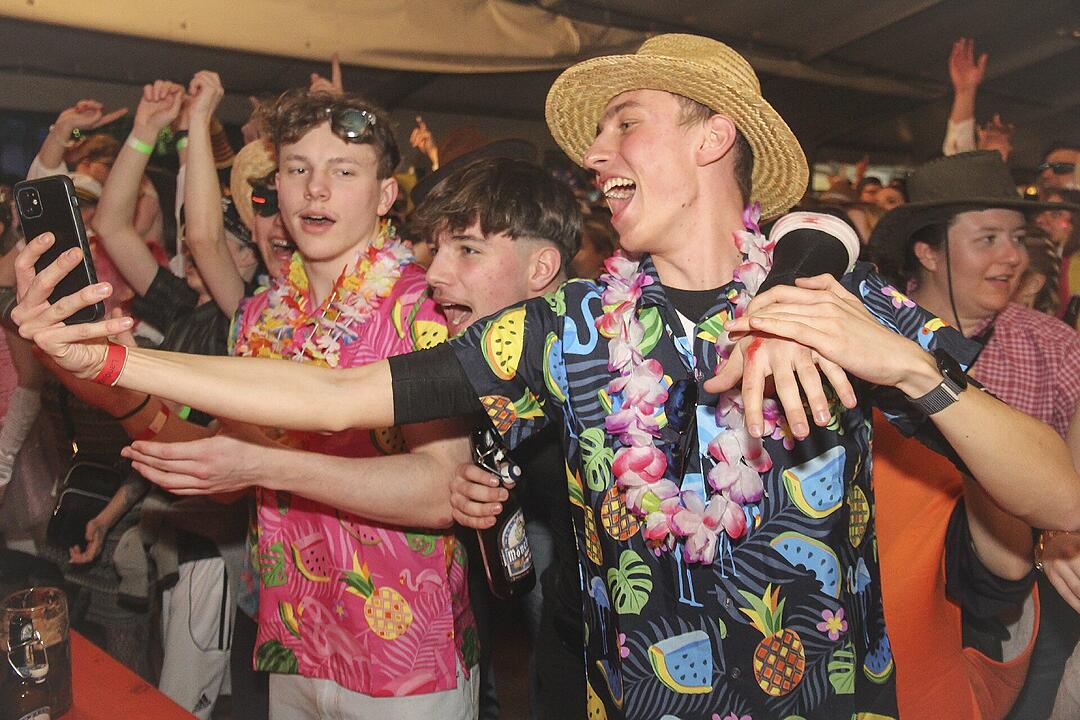 Super Stimmung beim Meeder Zeltfasching 2025!
