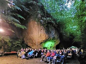 Spielort ist an der Schweizerhaushöhle im Wald von Schloss Oberaufseß.