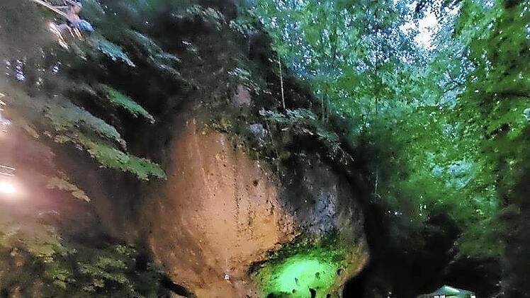Spielort ist an der Schweizerhaushöhle im Wald von Schloss Oberaufseß.