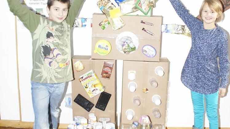 Amir und Isabell haben das Müllmonster fest im Griff. Es entstand während der Projektwoche "Nachhaltige Ernährung" an der Mittelschule Eltmann.
