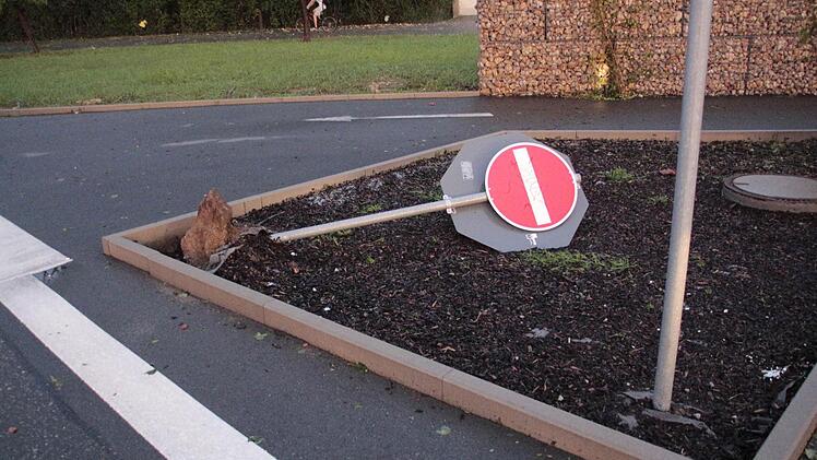 Verkehrsschilder wurden einfach umgeweht.