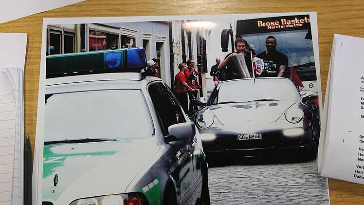 Bei der Meisterfeier der Brose-Baskets 2013 sei er längere Zeit mit dem Porsche samt Kennzeichen hinter einem Polizeiauto hergefahren, und niemand habe das Kennzeichen beanstandet, sagte Stoschek.