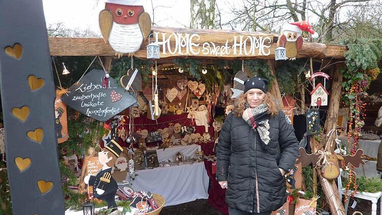 Die Verkaufsstände wurden den Grubenbauen mit Stempel und Kappen nachempfunden, die die Bergleute unter Tage errichtet hatten. Mit im Bild Hobbykünstlerin Sandra Brauer.  Foto: Gerd Fleischmann
