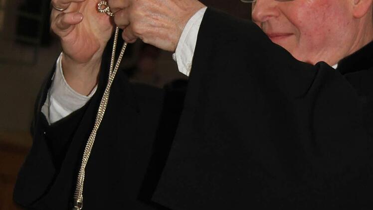 Schweren Herzens legt Dekan Jürgen Zinck das Kreuz, das er bei allen Gottesdiensten um den Hals trug, ab und gibt es an Regionalbischöfin Dorothea Greiner zurück