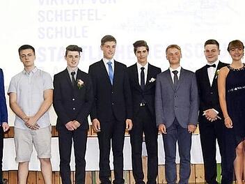 Die Besten (von links): Schulleiter Heinz Zech, Laura Klamm, Ardian Hasani, Adrian Wenzel, Fabian Dressel, Moritz Sommer, Dominik Voll, Eric Märkl, Michael Dusold, Louisa Kerling, Anja Dengler. Annika Fischer, Mona Müller  Fotos: Andreas Welz