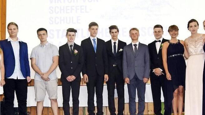 Die Besten (von links): Schulleiter Heinz Zech, Laura Klamm, Ardian Hasani, Adrian Wenzel, Fabian Dressel, Moritz Sommer, Dominik Voll, Eric Märkl, Michael Dusold, Louisa Kerling, Anja Dengler. Annika Fischer, Mona Müller  Fotos: Andreas Welz