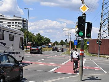 Der Verkehr auf dem Berliner Ring hat stark zu genommen. Damit sind  auch die Risiken für Radfahrer gewachsen. Das Beispiel zeigt:  Noch haben Radfahrer und Fußgänger Grün. Doch die Ampelphase für Fußgänger ist kürzer als die für die Radfahrer.  Ronald Rinklef