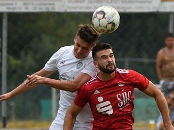 Der Lichtenfelser Dennis Schunke (links) gl&auml;nzte in Haibach nicht nur mit starkem Kopfballspiel, sondern auch als Vorbereiter.  Foto: Gunter Czepera/Archiv