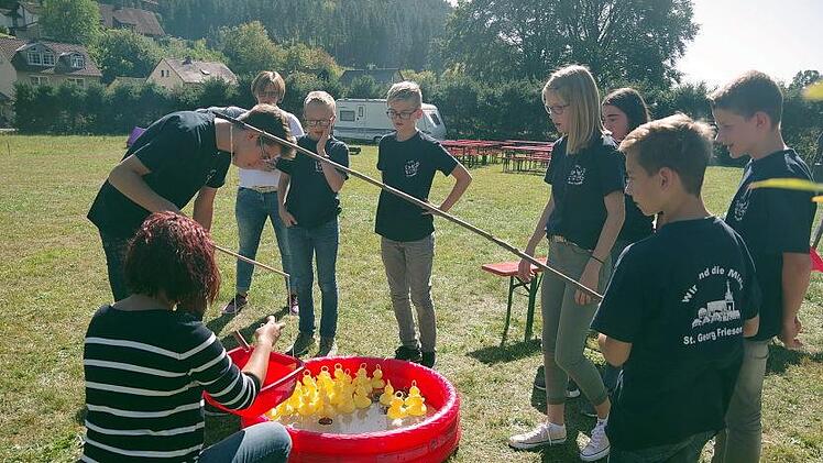 An der Station Italien, betreut von der Pfarrei Friesen, wurden gelbe Plastikenten geangelt.  Foto: Heike Schülein