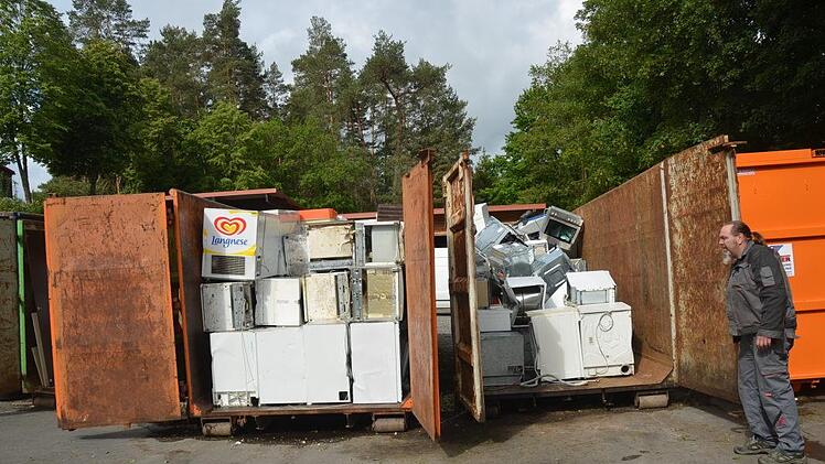 Auch Elektrogeräte stapeln sich in mehreren Containern, ob Kühlschränke, Waschmaschinen, Mikrowelle - die Vielfalt ist groß.K.- H. Hofmann