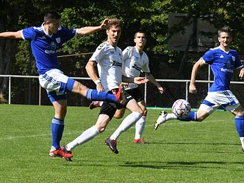 Einen perfekten Start in die Partie hatte der TSV Münnerstadt, denn bereits nach zwei Minuten traf Lucas Fleischmann (links) in dieser Szene zur frühen Führung im Spiel gegen die SG Stadtlauringen. Foto: Hopf
