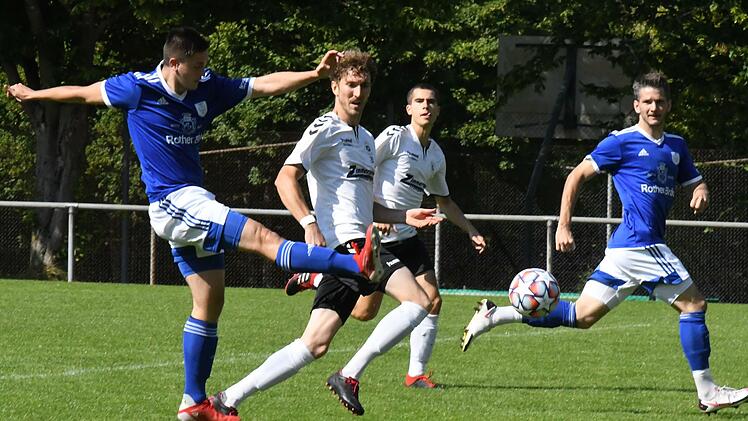 Einen perfekten Start in die Partie hatte der TSV Münnerstadt, denn bereits nach zwei Minuten traf Lucas Fleischmann (links) in dieser Szene zur frühen Führung im Spiel gegen die SG Stadtlauringen. Foto: Hopf