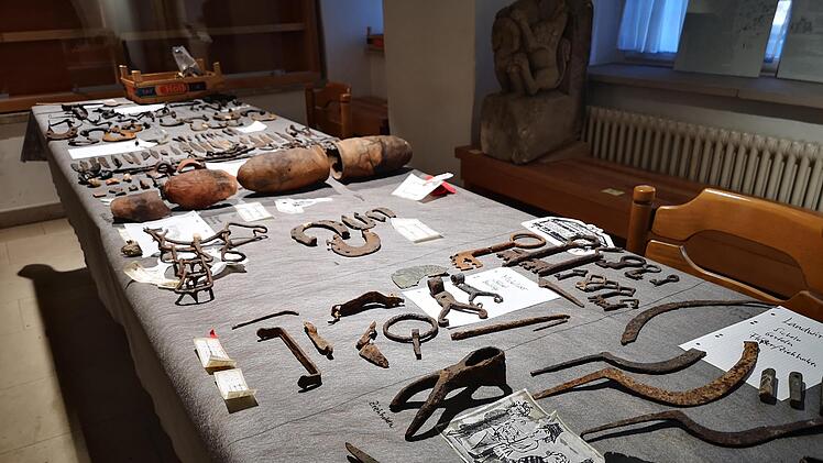 Sorgfältig ausgewählt werden die archäologischen Fundstücke der Osterburg für die geplante Ausstellung.  Foto: Marion Eckert