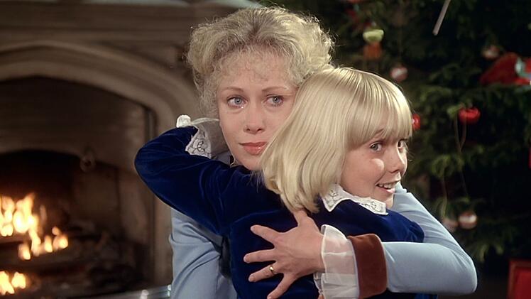 Eigentlich lebt Cedric Errol (Ricky Schroder) gemeinsam mit seiner verwitweten Mutter (Connie Booth), in bescheidenen Verh&auml;ltnissen in New York City.