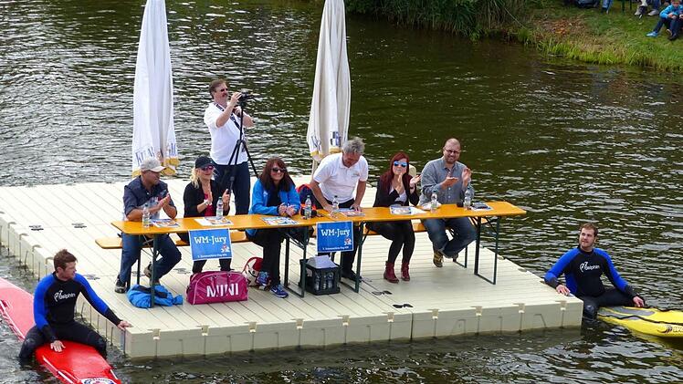 Die Jury hatte ihren Platz auf einem Floß. Foto: Dieter Hübner