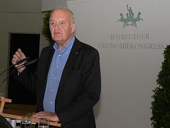 Götz Werner während seines Vortrags im Audimax der Uni Bayreuth Foto: Matthias Litzlfelder