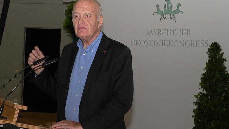 Götz Werner während seines Vortrags im Audimax der Uni Bayreuth Foto: Matthias Litzlfelder