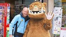 Sogar der kultige Grüffelo - hier mit Mediaberater Matthias Sandler von Radio Plassenburg - gratulierte zur Neueröffnung.