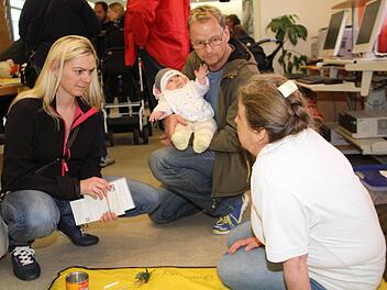 Karin Stengl-Ruppert (rechts) vom Bayerischen Roten Kreuz Lichtenfels informiert über Erste Hilfe am Kind. Foto: Gerda Völk