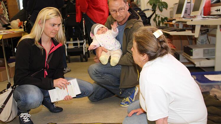 Karin Stengl-Ruppert (rechts) vom Bayerischen Roten Kreuz Lichtenfels informiert über Erste Hilfe am Kind. Foto: Gerda Völk